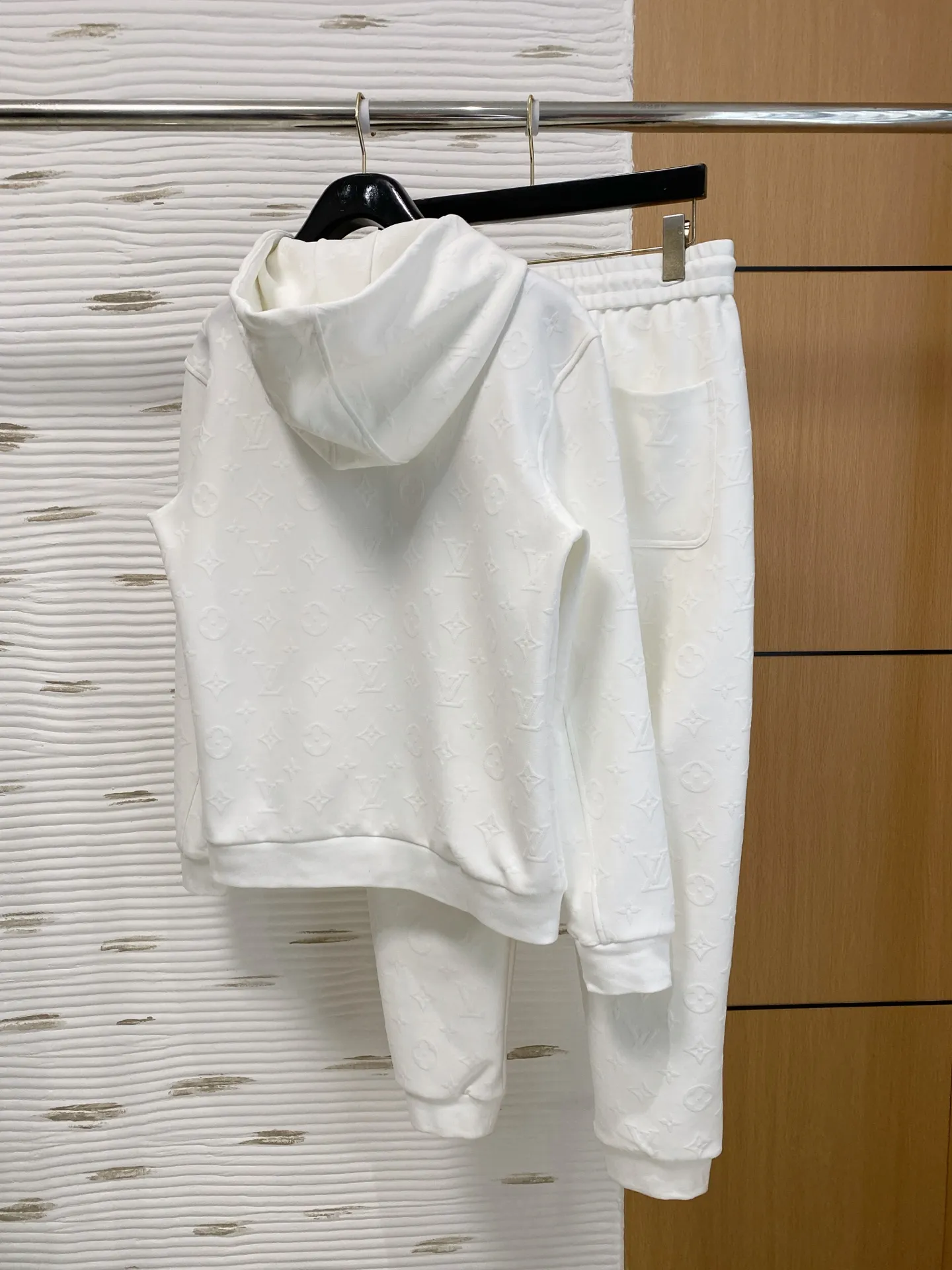 🅿️720 LV 2025 autumn and winter new counter, the same casual Tencel cotton fabric suit, breathable, comfortable and casual! Full of high-end feel! The details are exquisite and high-end, and the workmanship is impeccable! The original high-end fabric is very high-end! The fabric is crisp, anti-wrinkle and wear-resistant, warm, neat and stylish. Everyone must buy a set this autumn and winter. They must look cool and cool when wearing it. This is a model that we highly recommend! M-3XL